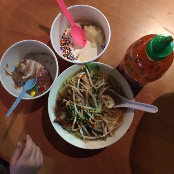 Foto tomada en Toppings and More: Noodle Bar &amp; Frozen Yogurt  por nikki el 2/19/2014