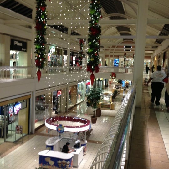 Foto tirada no(a) Collin Creek Mall por Lani L. em 12/5/2012