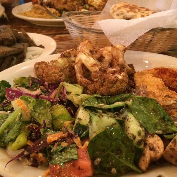 Das Foto wurde bei Aladdin Mediterranean Cuisine von Kar T. am 9/26/2015 aufgenommen