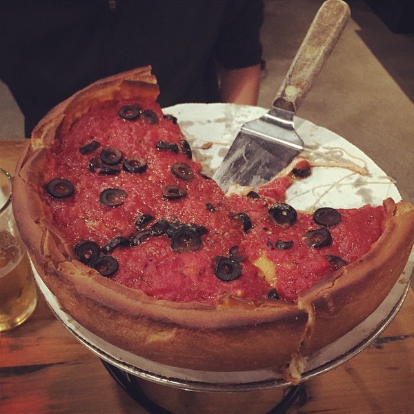Foto tirada no(a) Patxi’s Pizza por Vicki T. em 10/22/2014