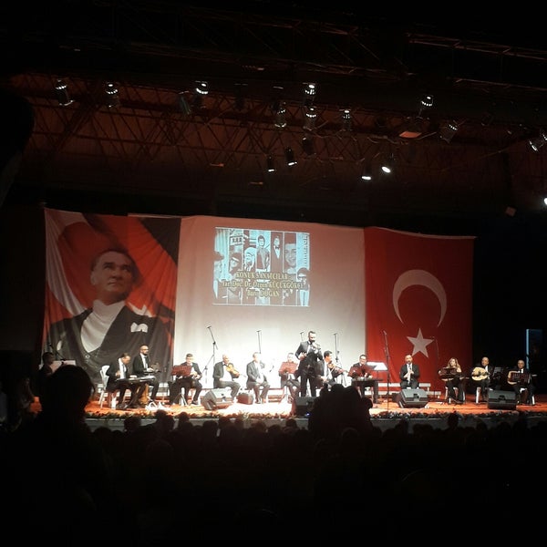 Foto diambil di Bornova Ayfer Feray Açık Hava Tiyatrosu oleh Leyla Hasan U. pada 9/25/2017