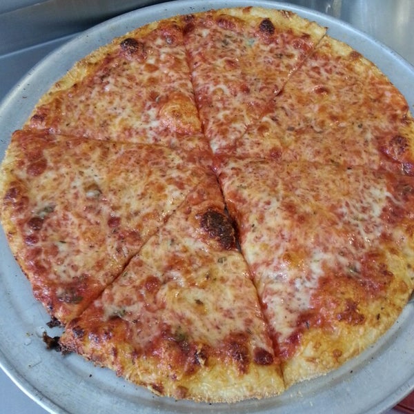 Foto tirada no(a) Kings County Pizza por Serg em 10/3/2013