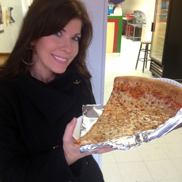 2/23/2013 tarihinde Christine L.ziyaretçi tarafından Jumbo Slice Pizza'de çekilen fotoğraf