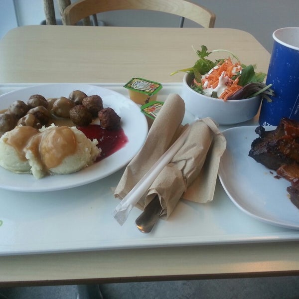 Das Foto wurde bei IKEA Calgary - Restaurant von Akaid D. am 5/23/2013 aufgenommen