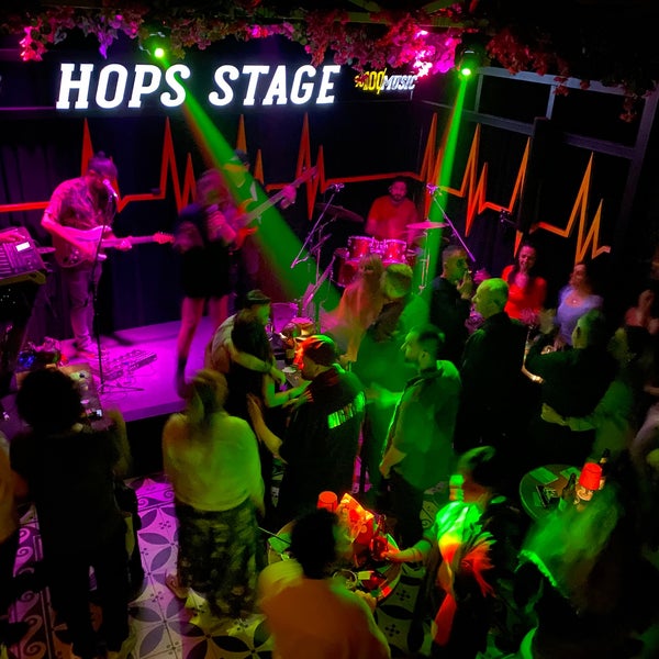 Foto diambil di Hops Irish Pub&amp;Stage oleh Emre Ş. pada 5/6/2022