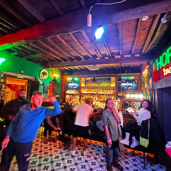 Foto tirada no(a) Hops Irish Pub&amp;Stage por Emre Ş. em 11/8/2022