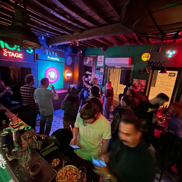 Foto diambil di Hops Irish Pub&amp;Stage oleh Emre Ş. pada 11/4/2022