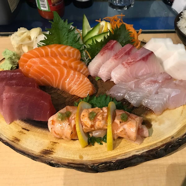 Foto scattata a Blue Fin Sushi da Savio Y. il 4/18/2018