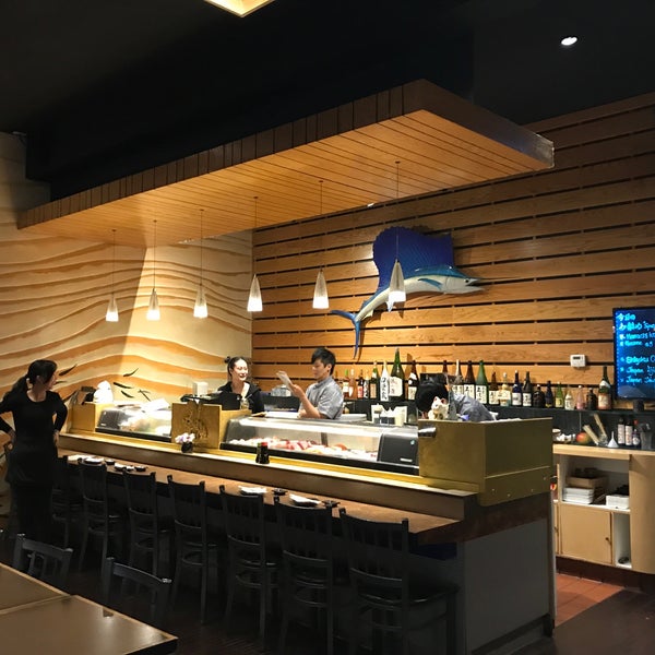 Foto scattata a Blue Fin Sushi da Savio Y. il 3/13/2018