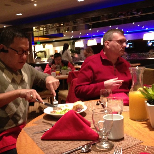 Foto diambil di 750 Restaurant &amp; Bar oleh Savio Y. pada 12/25/2012