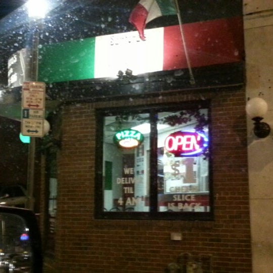 Снимок сделан в Santora&#39;s Pizza пользователем Robert J. 12/8/2012