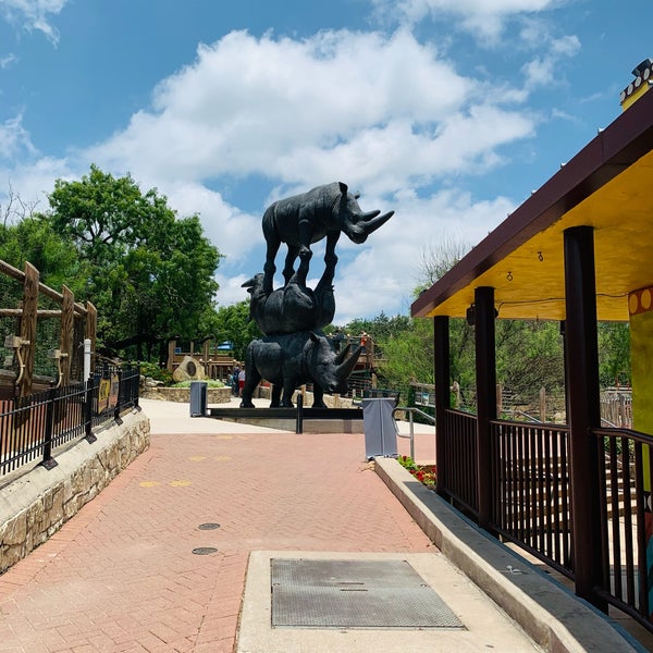 Foto diambil di San Antonio Zoo oleh Saikiran P. pada 6/7/2021
