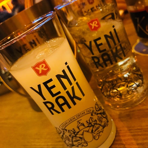 รูปภาพถ่ายที่ Kahverengi Cafe &amp; Karaoke Bar โดย İsa Y. เมื่อ 4/15/2018