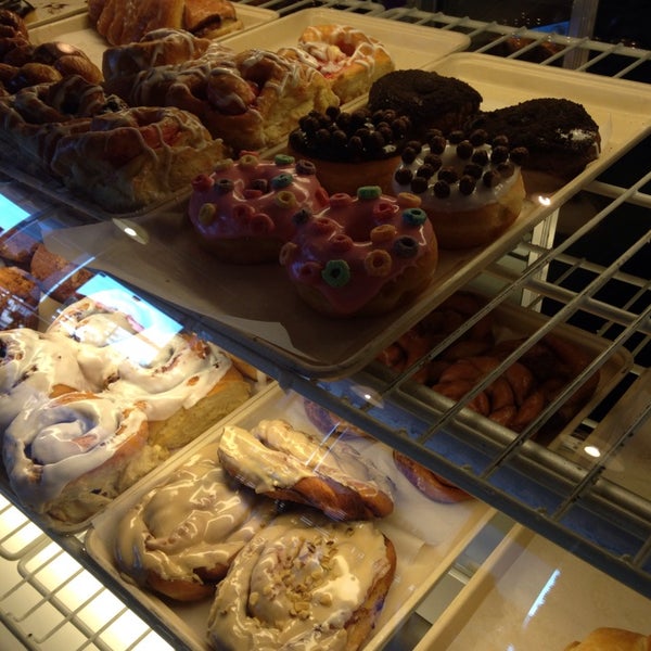 Foto scattata a Pena&#39;s Donut Heaven &amp; Grill da Moni ✈😊 il 4/10/2014