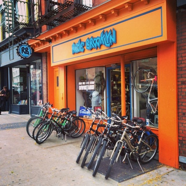 รูปภาพถ่ายที่ Ride Brooklyn โดย Pat M. เมื่อ 10/31/2013