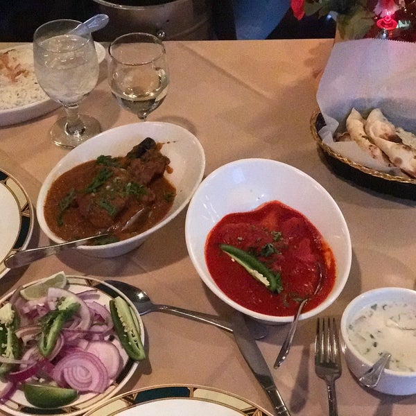 3/18/2017 tarihinde Josie C.ziyaretçi tarafından Jaipur Royal Indian Cuisine'de çekilen fotoğraf