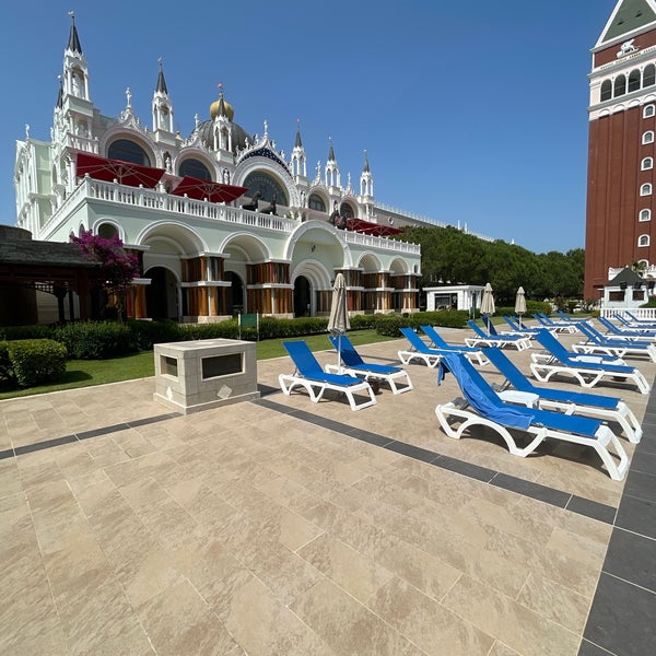 Foto diambil di Venezia Palace Deluxe Resort Hotel oleh Mansur A. pada 7/3/2023