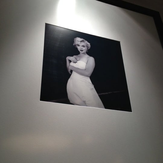 Снимок сделан в Marilyn Monroe Cafe пользователем Peter N. 11/22/2012