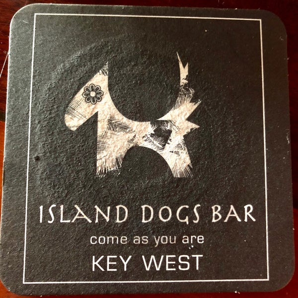 Foto scattata a Island Dogs Bar da Mindy K. il 10/25/2017
