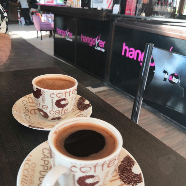 Снимок сделан в Hangover Cafe &amp; Bar пользователем Barış barcha A. 11/1/2019