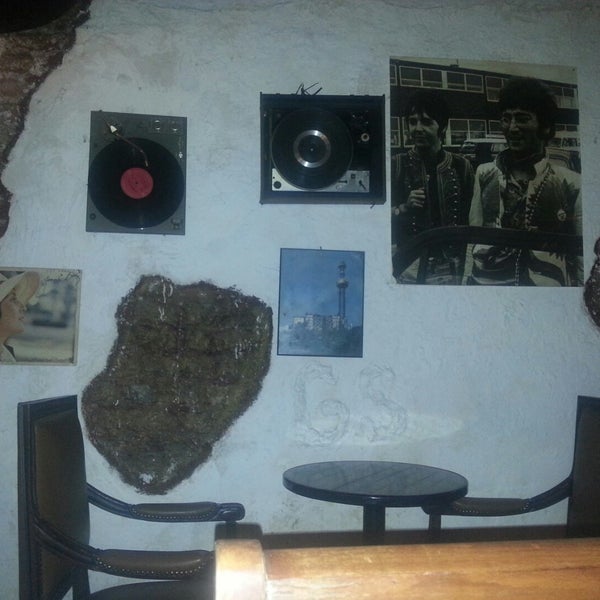 Foto diambil di The Beatles Cafe oleh Oğulcan E. pada 11/29/2014