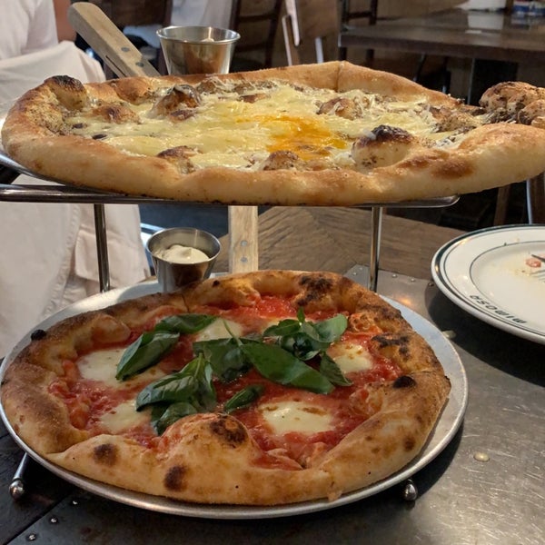 รูปภาพถ่ายที่ Mimosa Brooklyn Pizza โดย A F Z เมื่อ 9/4/2021