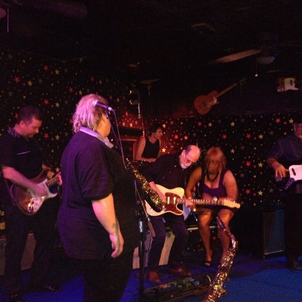 9/1/2013 tarihinde Bonnie K.ziyaretçi tarafından Dan Electro&#39;s Guitar Bar'de çekilen fotoğraf