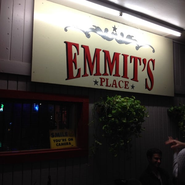 รูปภาพถ่ายที่ Emmit&#39;s Place โดย Bonnie K. เมื่อ 3/1/2014