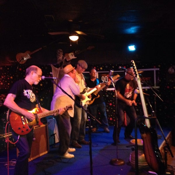 10/13/2013 tarihinde Bonnie K.ziyaretçi tarafından Dan Electro&#39;s Guitar Bar'de çekilen fotoğraf