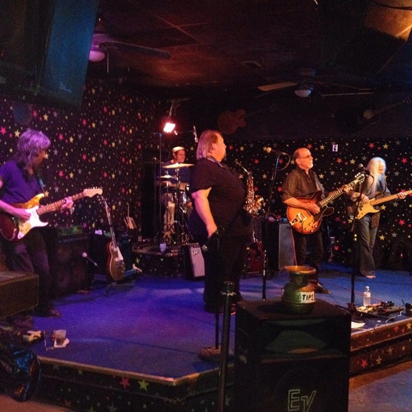 5/25/2014 tarihinde Bonnie K.ziyaretçi tarafından Dan Electro&#39;s Guitar Bar'de çekilen fotoğraf