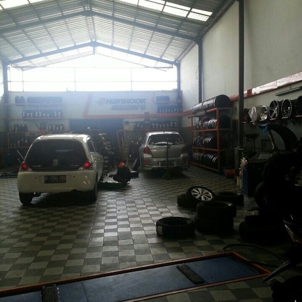 Photo taken at RODA MAS (The 1st Hankook Authorized Dealer in Jakarta) by Ganthoer on 1/7/2016