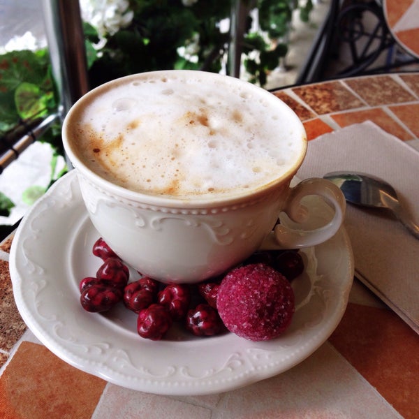 Foto scattata a Hümaliva Çikolata &amp; Kahve da Ata A. il 9/28/2015