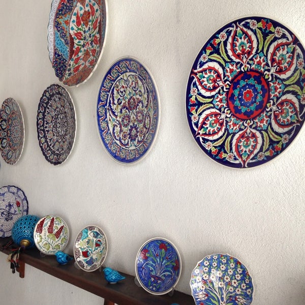Снимок сделан в İznik Çini Turkish Ceramics &amp; Tiles пользователем Nadiye Ç. 7/5/2014