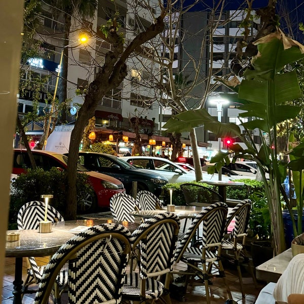 Foto tirada no(a) Yüzde Yüz Restaurant &amp; Cafe por Refik İ. em 4/30/2024