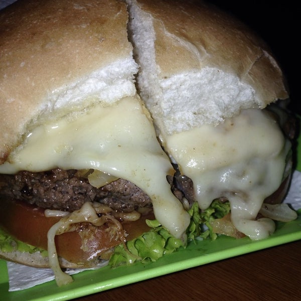 รูปภาพถ่ายที่ Hamburgueria Burger &amp; Co. โดย Bruna C. เมื่อ 11/16/2014