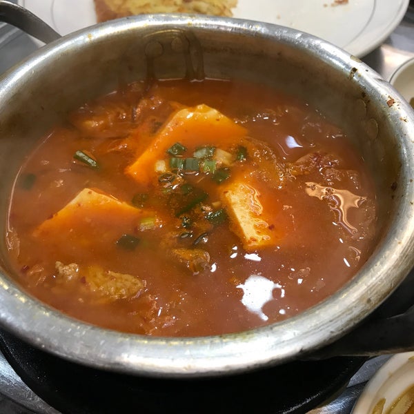 รูปภาพถ่ายที่ Hanwoori Korean Restaurant (한우리) โดย Khoo W. เมื่อ 8/20/2017