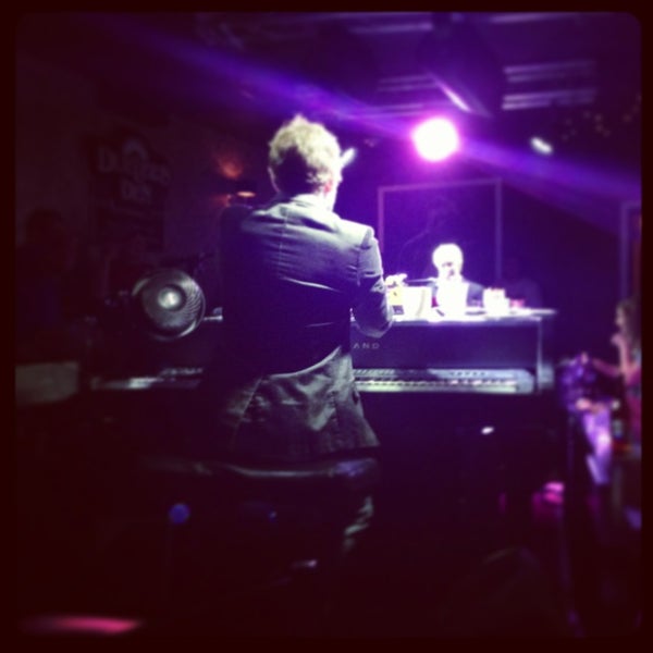 9/2/2013 tarihinde Christinaziyaretçi tarafından Ivory Room Piano Bar'de çekilen fotoğraf