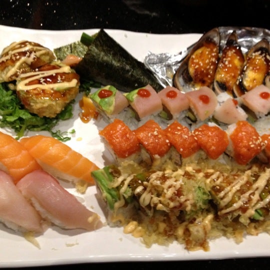 รูปภาพถ่ายที่ Sushi 88 &amp; Ramen โดย Lily เมื่อ 1/6/2013