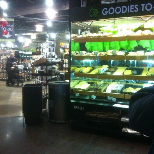 รูปภาพถ่ายที่ Gateway Market &amp; Cafe โดย Kristen M. เมื่อ 1/5/2013