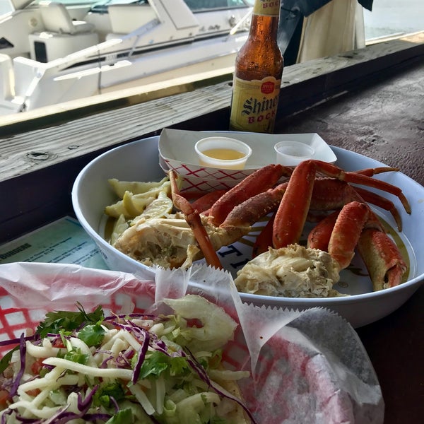 Das Foto wurde bei Outriggers Seafood Bar &amp; Grill von Tracy am 9/8/2018 aufgenommen