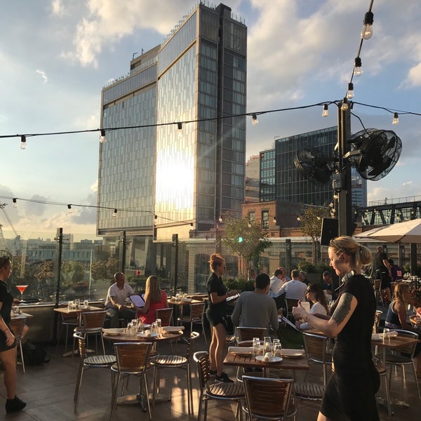 Das Foto wurde bei STK Rooftop von Karen K. am 7/5/2018 aufgenommen