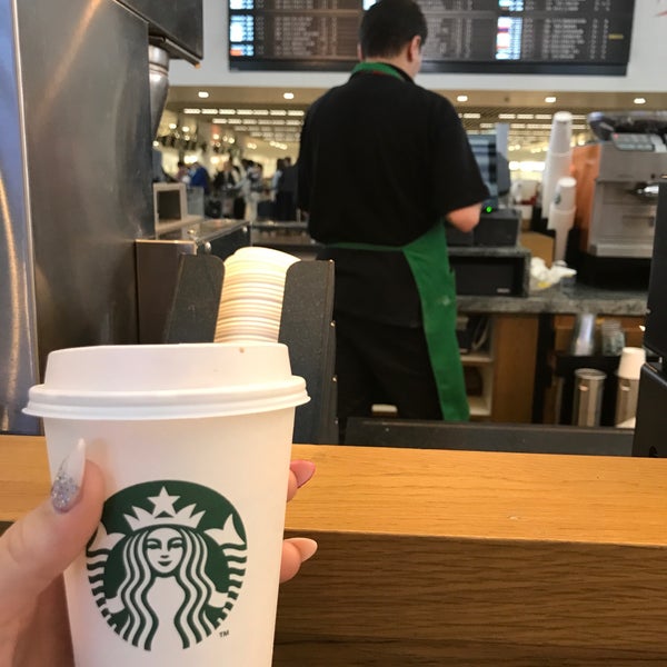Foto tirada no(a) Starbucks por Faith em 4/10/2018