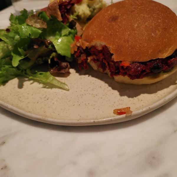 Beetroot burger and hummus rice-roll👍