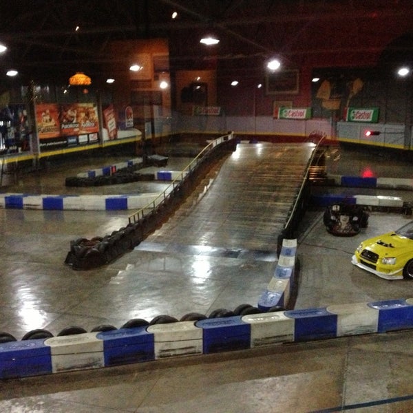 Foto tirada no(a) Formula Kart Indoor por Nathalie V. em 12/22/2012