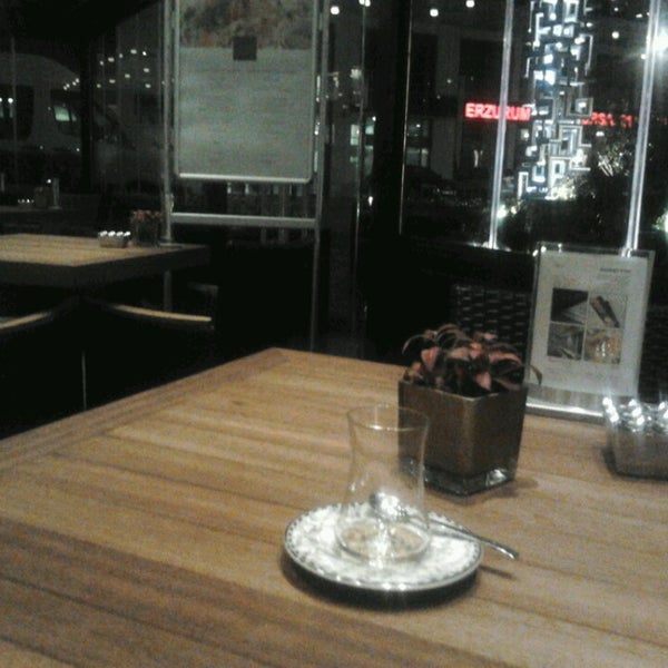 Foto tomada en BRASS Restaurant &amp; Bar  por Kenan g. el 3/26/2013