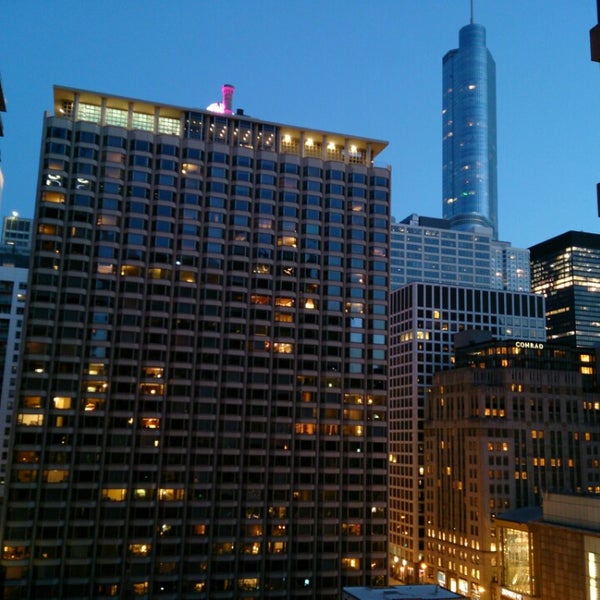 Снимок сделан в Courtyard Chicago Downtown/Magnificent Mile пользователем Brian H. 5/12/2013