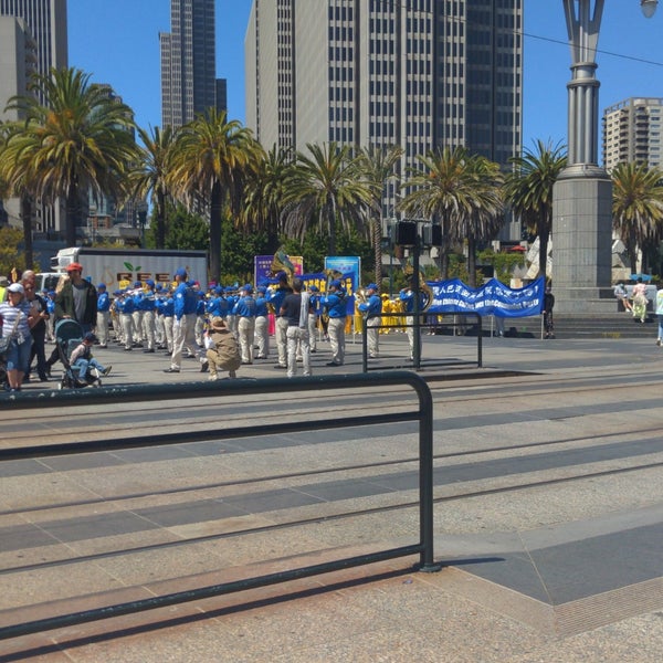 Photo taken at Ferry Plaza Farmers Market by Justin S. on 8/20/2022