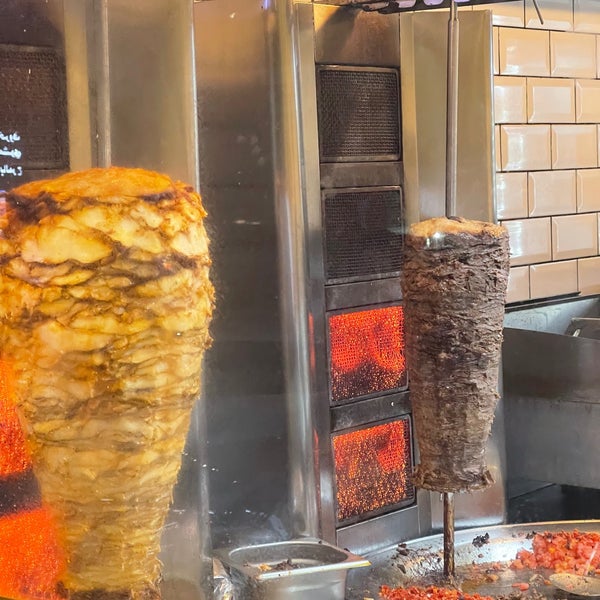 The shawarma seemed average to me. The meat shawarma was very salty. And the prices are too high for a shawarma sandwich 🤷🏻‍♂️