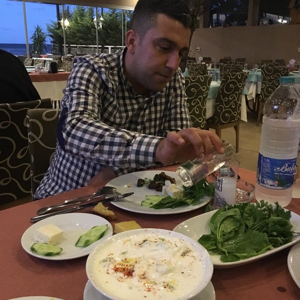 Das Foto wurde bei Balıkçıdede Restaurant von 🎩🎓👔👟🕶⚡️İnsect61🎤🎺🎸🎧🎼🎬🚗🚗 am 10/6/2018 aufgenommen
