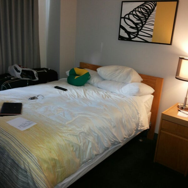 9/22/2013 tarihinde 🍻💪🏻🍀Andressa B.ziyaretçi tarafından YWCA Hotel/Residence'de çekilen fotoğraf